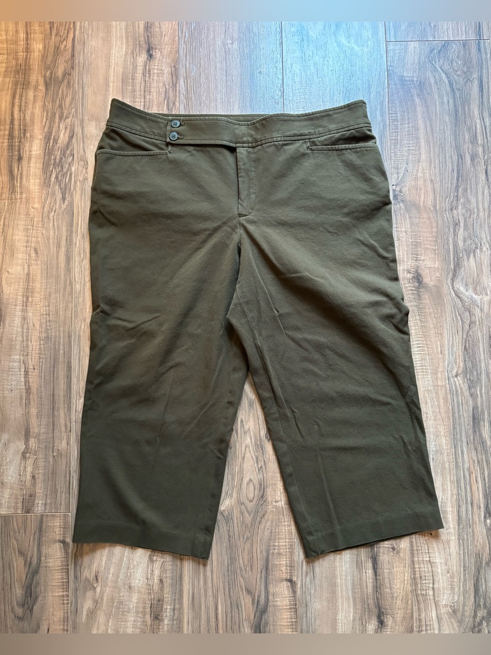 Chaps khaki green cotton capri pants with button tab detail. Size: 16